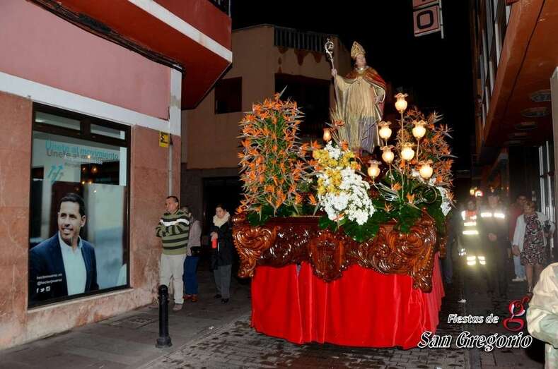 Momento en que el trono del santo taumaturgo pasa por delante de la sede electoral de Juntos por Telde (Foto FJS)
